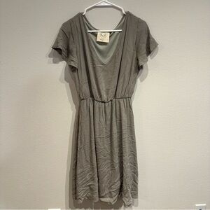 Fantastic Fawn Green Crinkle V Neck Dress 100% Rayon Size‎ Medium